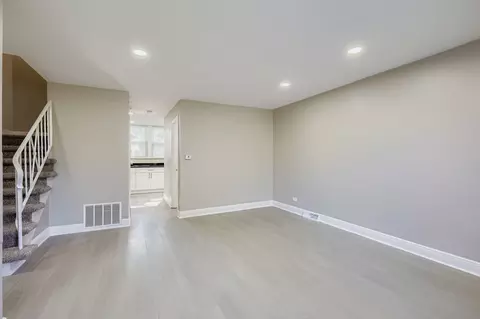 Living - 2131 Ash St #G, Des Plaines, IL 60018 photo 1 of 2