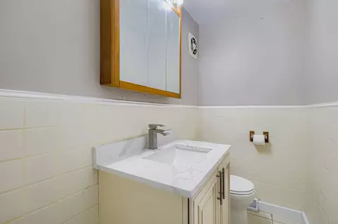 Bath - 2131 Ash St #G, Des Plaines, IL 60018 photo 1 of 3