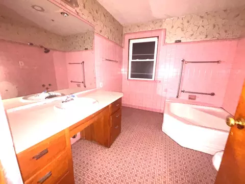 Bath - 2320 W 101st St, Chicago, IL 60643 photo 1 of 2