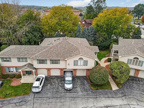 11104 W Cove Cir #2B, Palos Hills, IL 60465