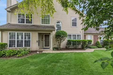 879 Dandridge Ct, Elgin, IL 60120