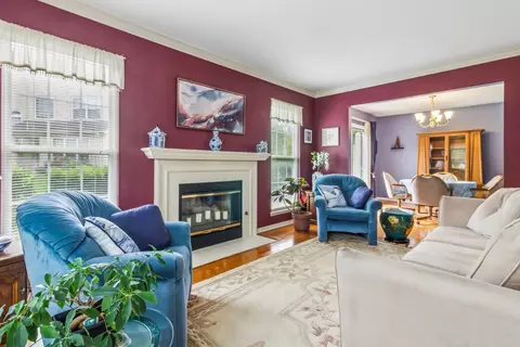 Living - 879 Dandridge Ct, Elgin, IL 60120 photo 2 of 5