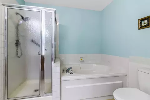 Bath - 879 Dandridge Ct, Elgin, IL 60120 photo 3 of 5