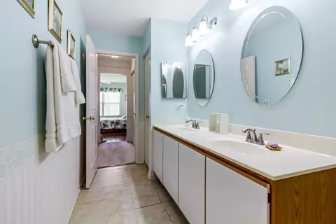 Bath - 879 Dandridge Ct, Elgin, IL 60120 photo 4 of 5