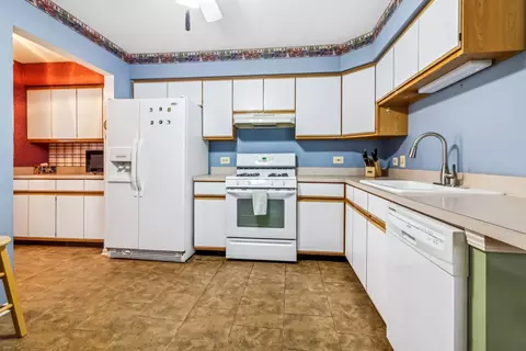Kitchen - 879 Dandridge Ct, Elgin, IL 60120 photo 1 of 2