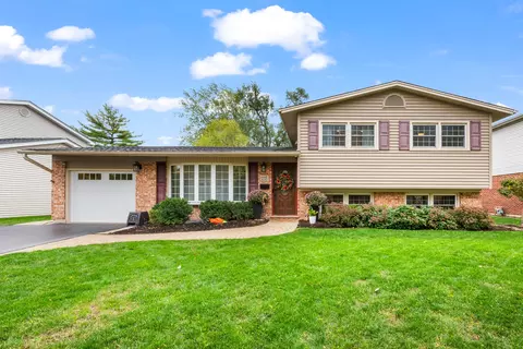 215 W Hintz Rd, Arlington Heights, IL 60004