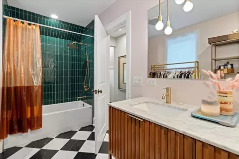 Bath - Undisclosed, Chicago, IL 60618 photo 2 of 4