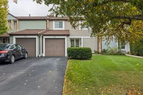 705 Lakeside Cir Dr, Wheeling, IL 60090