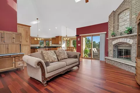Living - 202 Barefoot Ct, Minooka, IL 60447 photo 2 of 5