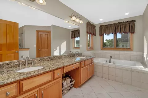 Bath - 202 Barefoot Ct, Minooka, IL 60447 photo 1 of 5