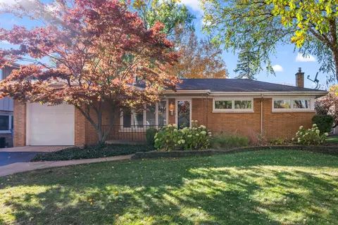 906 S Tower Ln, Mount Prospect, IL 60056