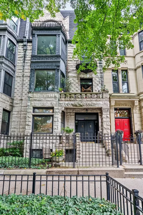 1329 N Dearborn St #1, Chicago, IL 60610
