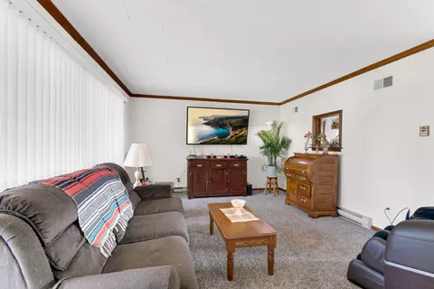 Living - 1007 W Corning Rd, Beecher, IL 60401 photo 2 of 5