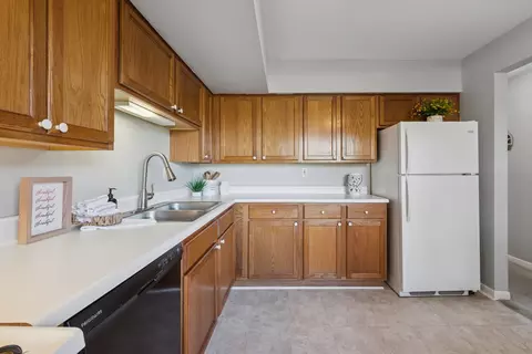 Kitchen - 19300 Wolf Rd #2, Mokena, IL 60448 photo 2 of 2