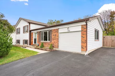 795 Harvest Dr, Lake Zurich, IL 60047