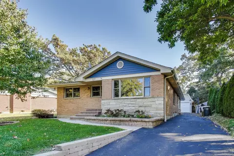 137 Racine Pl, Mundelein, IL 60060