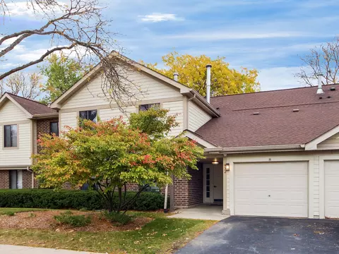 932 E Coach Rd #8, Palatine, IL 60074