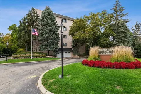 1 S150 Spring Rd #4L, Oakbrook Terrace, IL 60181