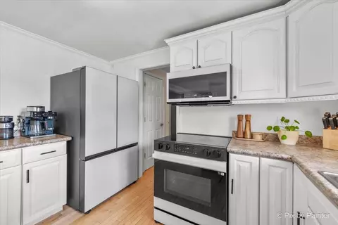 Kitchen - 3500 Biscayne Rd, Mchenry, IL 60050 photo 2 of 4