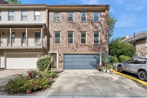 245 Stone Manor Cir, Batavia, IL 60510