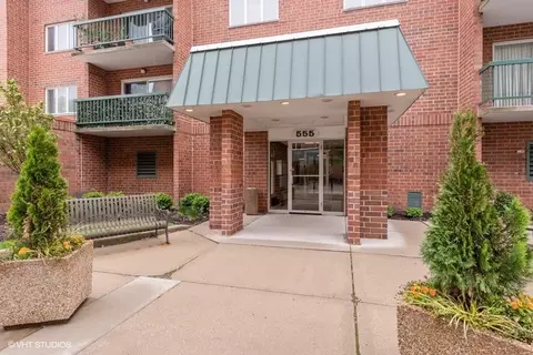 555 S River Rd #301, Des Plaines, IL 60016