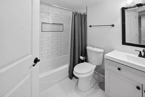 Bath - 555 S River Rd #301, Des Plaines, IL 60016 photo 2 of 2