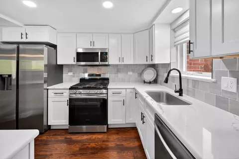 Kitchen - 555 S River Rd #301, Des Plaines, IL 60016 photo 1 of 2