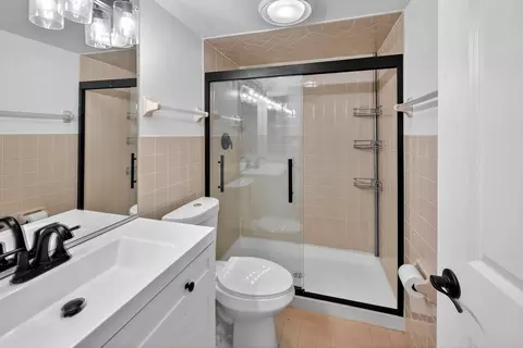 Bath - 555 S River Rd #301, Des Plaines, IL 60016 photo 1 of 2