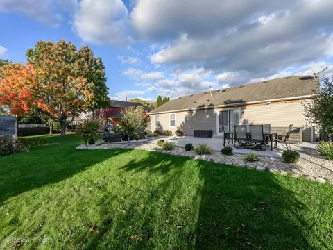 Exterior - 2008 Clematis Dr, Algonquin, IL 60102 photo 3 of 5