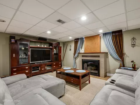 Living - 2008 Clematis Dr, Algonquin, IL 60102 photo 2 of 3
