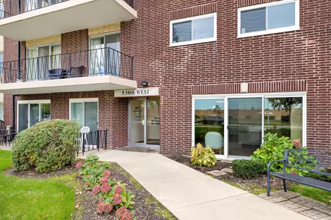 5300 Walnut Ave #12B, Downers Grove, IL 60515