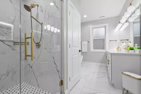 Bath - 7727 S Roberts Rd, Bridgeview, IL 60455 photo 2 of 5