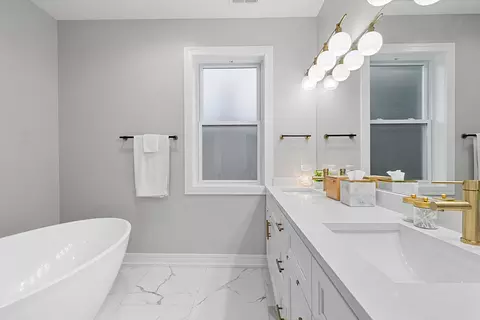 Bath - 7727 S Roberts Rd, Bridgeview, IL 60455 photo 3 of 5