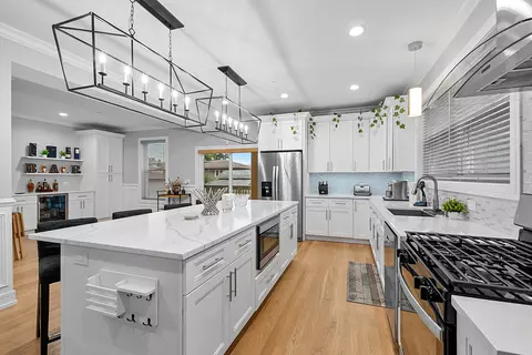 Kitchen - 7727 S Roberts Rd, Bridgeview, IL 60455 photo 2 of 4