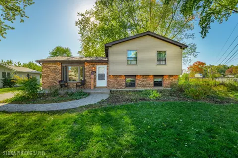 2103 Witchwood Ln, Lindenhurst, IL 60046