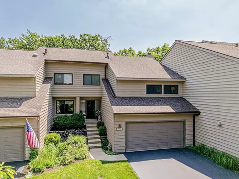 1541 Kirkwood Dr, Geneva, IL 60134
