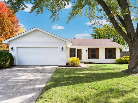 134 S Whispering Hills Dr, Naperville, IL 60540