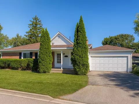 837 Wilcox Ave, Mundelein, IL 60060