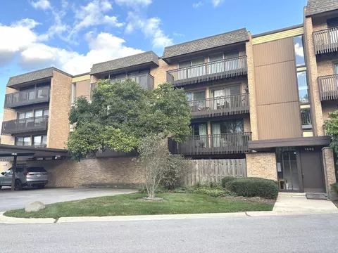 1847 Tanglewood Dr #3B, Glenview, IL 60025