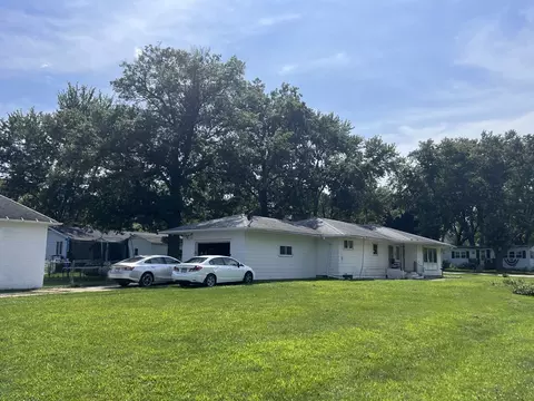 301 Dilks St, Roberts, IL 60962