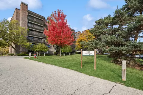 920 Vose Dr #202, Gurnee, IL 60031