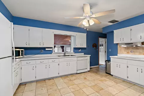 Kitchen - 1027 Central Ave, Deerfield, IL 60015 photo 2 of 4