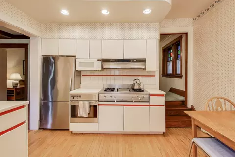 Kitchen - 5247 N Wayne Ave, Chicago, IL 60640 photo 1 of 3