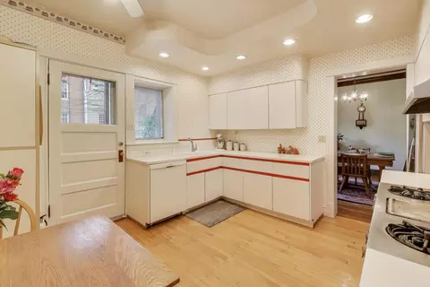 Kitchen - 5247 N Wayne Ave, Chicago, IL 60640 photo 3 of 3