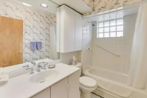Bath - 5247 N Wayne Ave, Chicago, IL 60640 photo 1 of 3