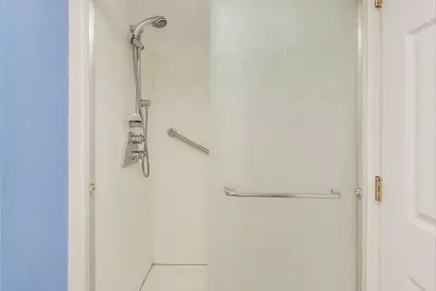 Bath - 5247 N Wayne Ave, Chicago, IL 60640 photo 3 of 3