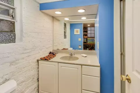 Bath - 5247 N Wayne Ave, Chicago, IL 60640 photo 2 of 3