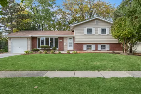 6410 Macarthur Dr, Woodridge, IL 60517