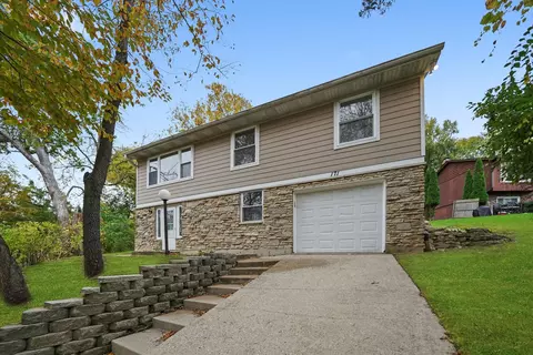 171 Lakeshore Dr, Carpentersville, IL 60110
