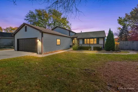 1035 Shadowood Ln, Crystal Lake, IL 60014